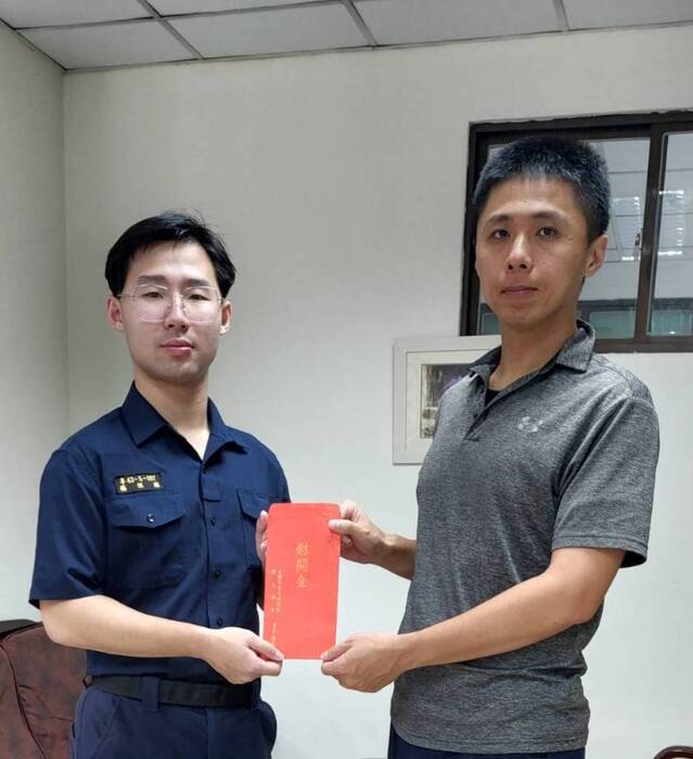 母校訓導處鄭育哲組長協助校友總會關懷因公受傷學生楊恆源並致送慰問金圖片