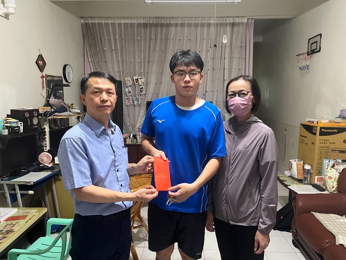 澎湖縣警察局保安警察隊隊長吳新武協助校友總會關懷因公受傷學生歐宥圻並致送慰問金圖片