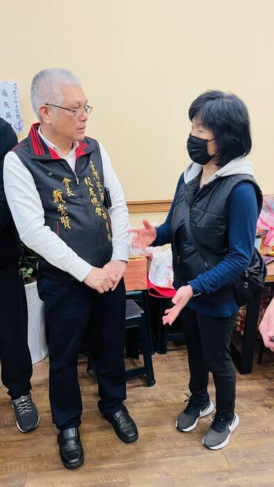 警專校友總會會長戴崇贒率團靈前上香，致敬捨身救人的消防英雄詹能傑小隊長並關懷慰問家屬圖片