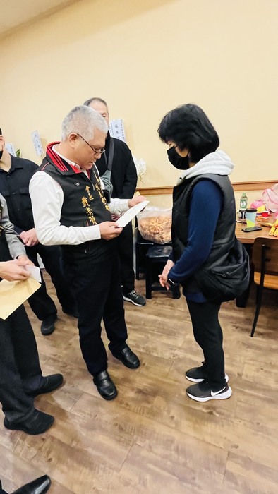 警專校友總會會長戴崇贒率團靈前上香，致敬捨身救人的消防英雄詹能傑小隊長並關懷慰問家屬及致送慰問金圖片