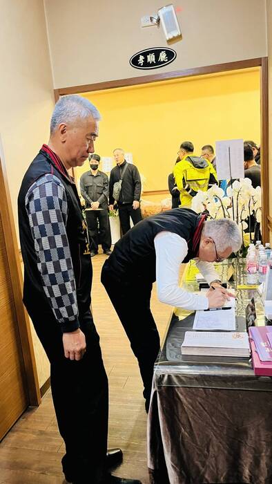 警專校友總會會長戴崇贒率團靈前上香，致敬捨身救人的消防英雄詹能傑小隊長並關懷慰問家屬圖片