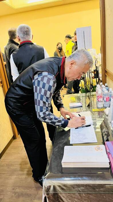 警專校友總會會長戴崇贒率團(秘書長林義正)靈前上香，致敬捨身救人的消防英雄詹能傑小隊長圖片