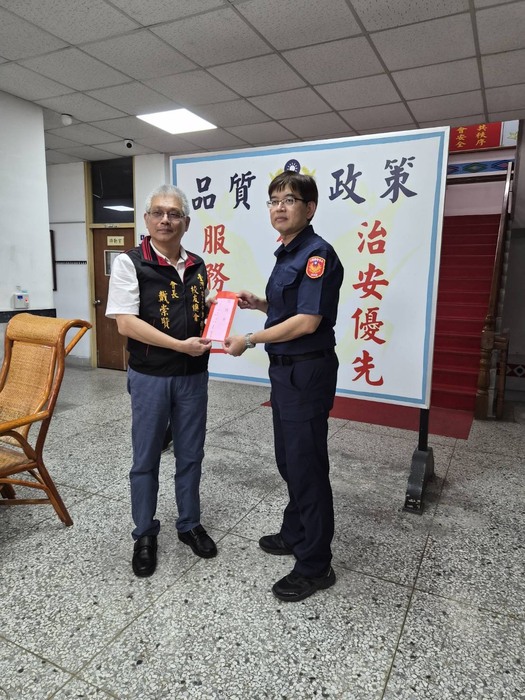 警專校友總會會長戴崇贒致贈花蓮縣政府警察局新城分局受傷警員戴昱有及李景翔慰問金，由分局長蘇立琮代表接受及轉交
