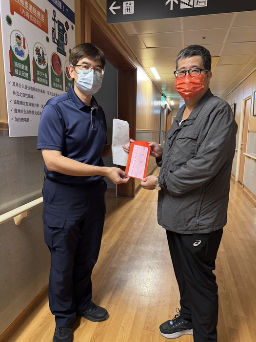 花蓮縣政府警察局新城分局分局長蘇立琮協助校友總會轉交慰問金予受傷警員戴昱有