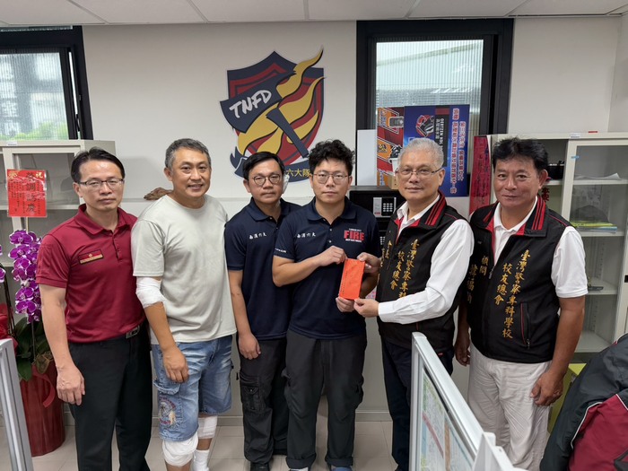 警專校友總會會長戴崇贒關懷慰問臺南市政府消防局因公受傷消防人員及致送慰問金圖片