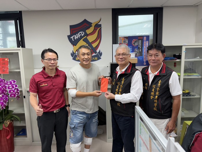 警專校友總會會長戴崇贒關懷慰問臺南市政府消防局因公受傷消防人員及致送慰問金圖片