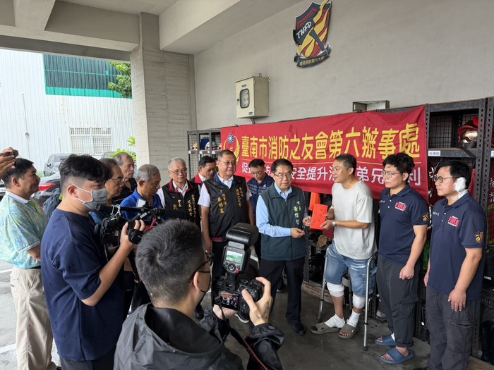 臺南市市長黃偉哲關懷慰問第一線救災救護因公受傷消防局同仁及致送慰問金圖片