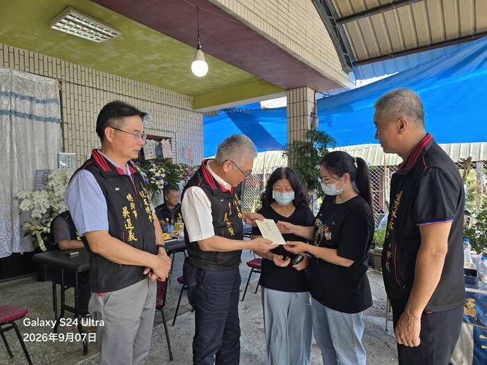 警專校友總會會長戴崇贒關懷慰問南投縣政府消防局信義分隊因公殉職伍程嶸家屬及致送慰問金圖片