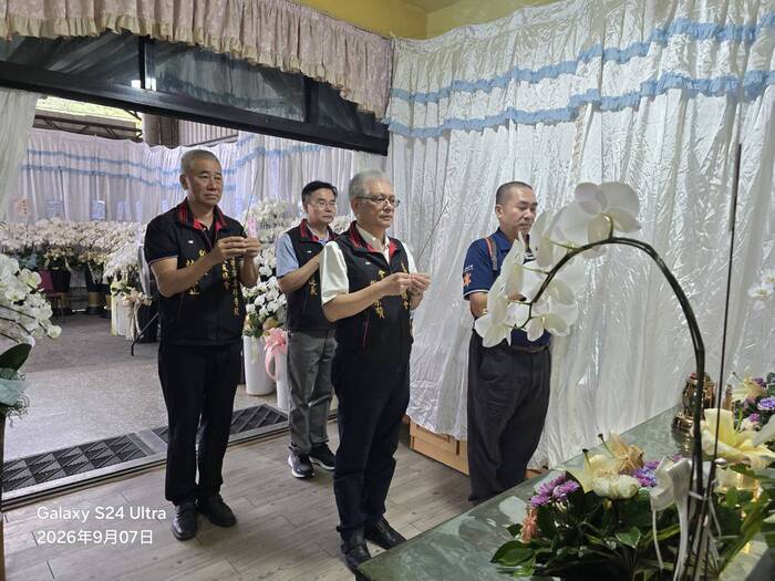 警專校友總會會長戴崇贒關懷慰問南投縣政府消防局信義分隊因公殉職伍程嶸家屬及靈前上香致意圖片