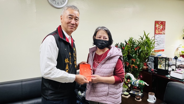 警專校友總會秘書長林義正代表會長戴崇贒關懷及慰問因公受傷警員林呈樺家屬並致送慰問金圖片