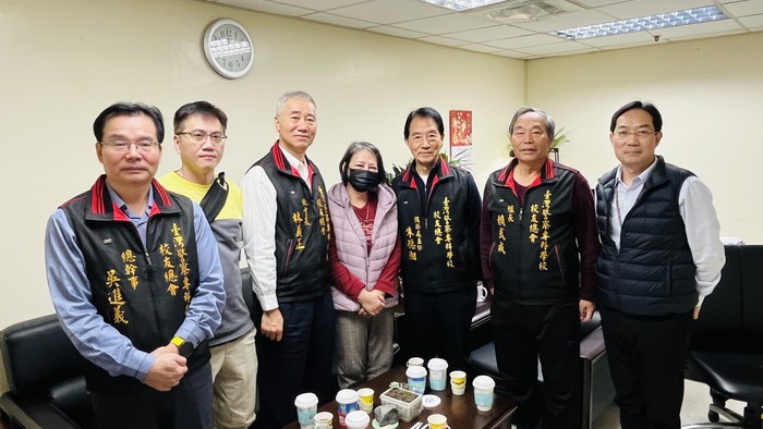 警專校友總會秘書長林義正代表會長戴崇贒關懷及慰問因公受傷警員家屬，本會監事黃俊祥(臺北榮民總醫院政風室主任)及礁溪所副所長簡群育協助陪同慰問圖片