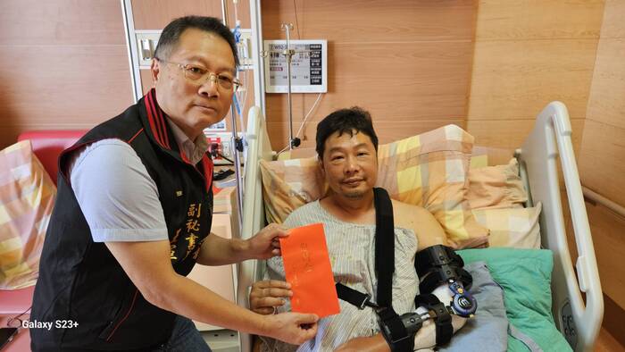 警專校友總會副秘書長王輝傑代表會長戴崇贒致送因公受傷小隊長陳芝銘慰問金圖片