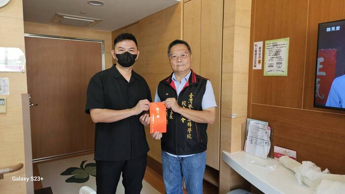 警專校友總會副秘書長王輝傑代表會長戴崇贒致送因公受傷偵查佐王麒皓慰問金，由偵查隊隊長連玉松代表接受及轉交圖片