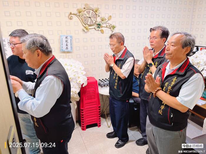 警專校友總會會長何明洲博士率秘書長李禎琨、總幹事吳進義、組長賴武成等人向因公殉職消防隊員張敬謙靈前上香弔唁致敬