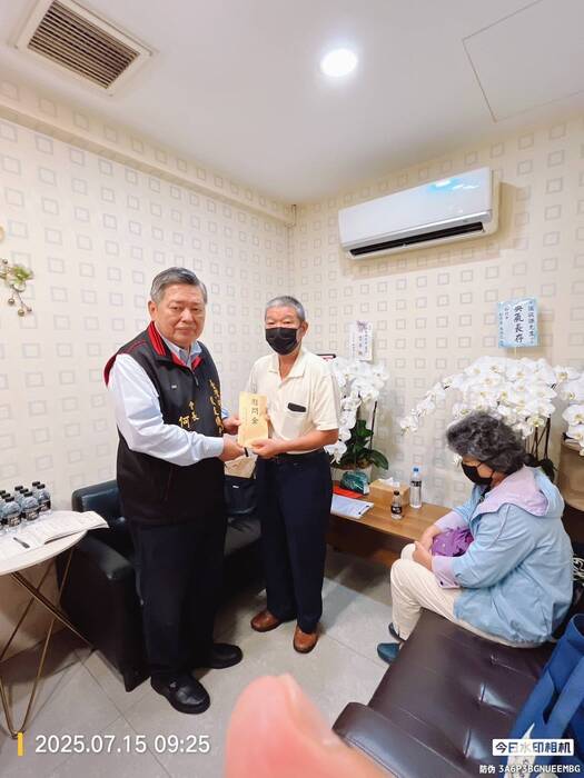 警專校友總會會長何明洲博士率秘書長李禎琨、總幹事吳進義、組長賴武成等人向因公殉職消防隊員張敬謙家屬致贈慰問金