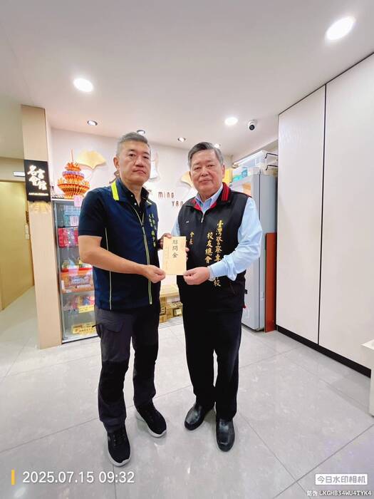 警專校友總會會長何明洲博士率秘書長李禎琨、總幹事吳進義、組長賴武成等人向因公殉職消防隊員吳恩碩家屬致贈慰問金，由大隊長尚少華代表接受及轉交