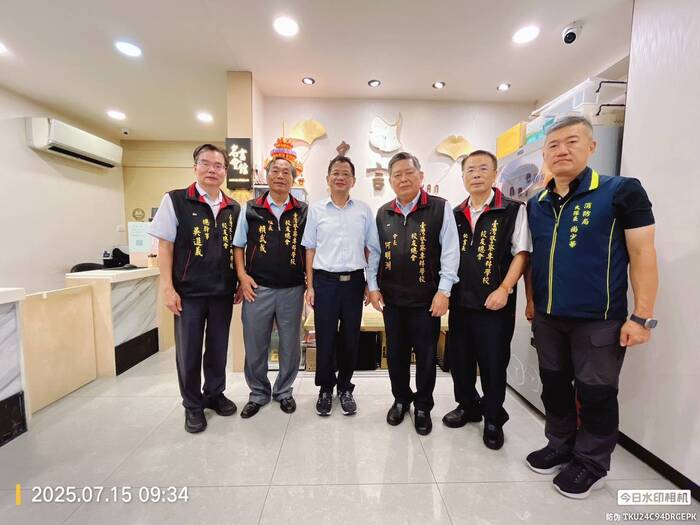 新北市政府消防局局長陳崇岳及大隊長尚少華陪同關懷慰問