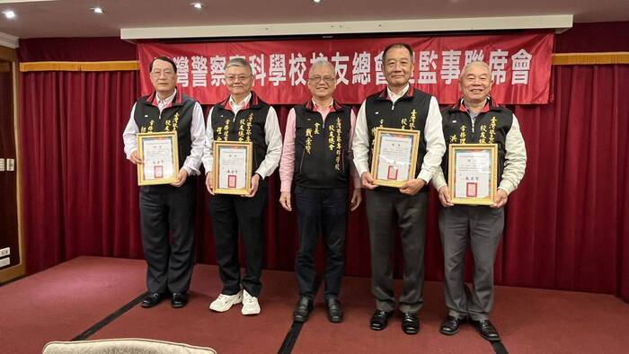 戴會長頒發第三屆常務理事聘書圖片