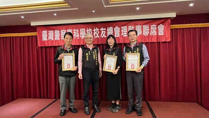 戴會長頒發第三屆主任曹翠珠、主任朱德湘及總幹事吳進義聘書圖片