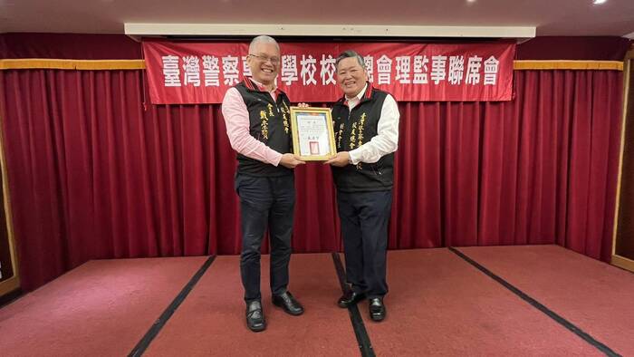 戴會長頒發創會會長何明洲博士聘書圖片