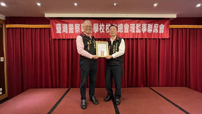 戴會長頒發名譽副會長李禎琨聘書圖片