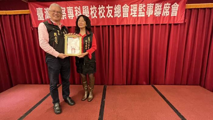 戴會長頒發第三屆顧問聘書圖片