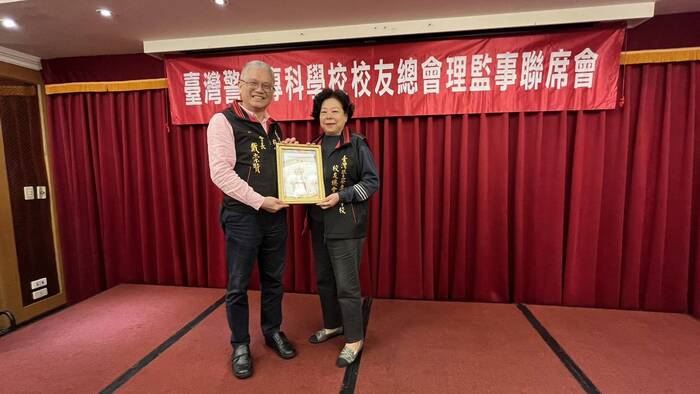 戴會長頒發第三屆顧問聘書圖片