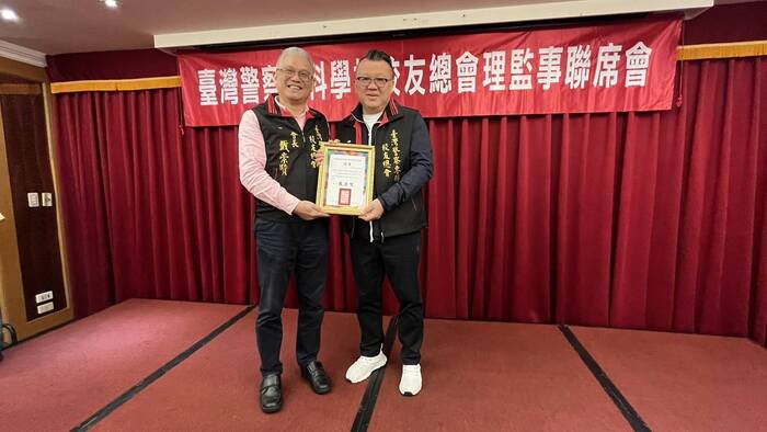 戴會長頒發第三屆顧問聘書圖片