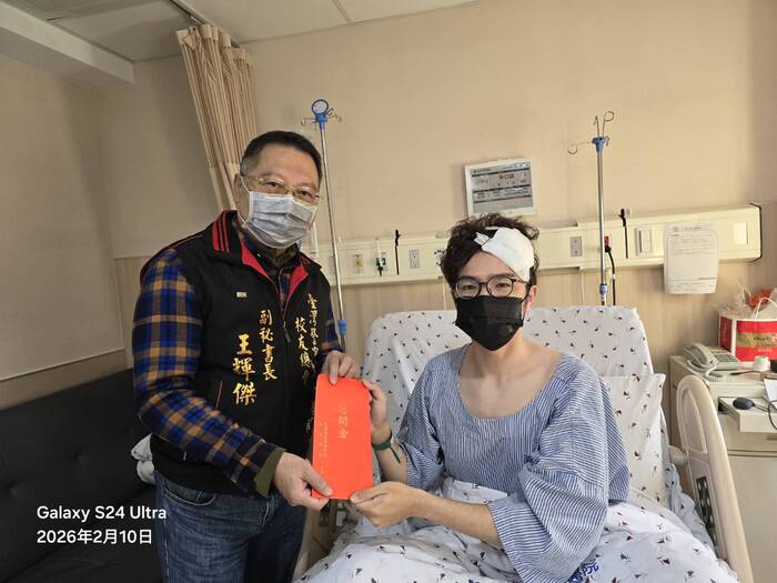 警專校友總會副秘書長王輝傑代表會長戴崇贒，前往苗栗醫院關懷慰問因公受傷警員朱君諭並致送慰問金圖片