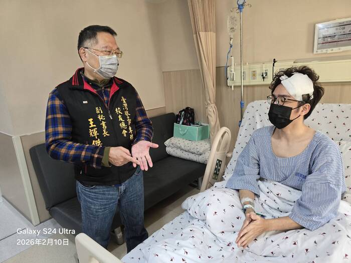 警專校友總會副秘書長王輝傑代表會長戴崇贒，前往苗栗醫院關懷慰問因公受傷警員朱君諭圖片