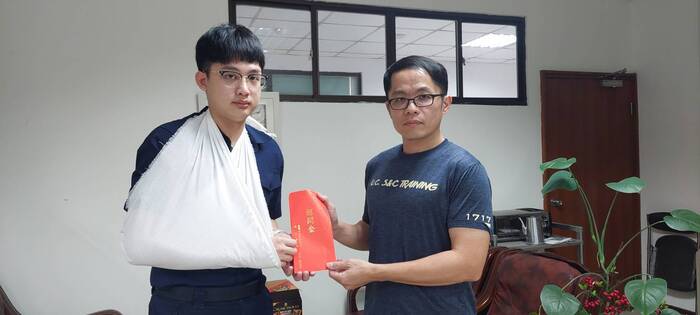 警專校友總會關懷慰問因公受傷學生林駿晨，由母校訓導處組長胡書銘協助關懷致送慰問金圖片