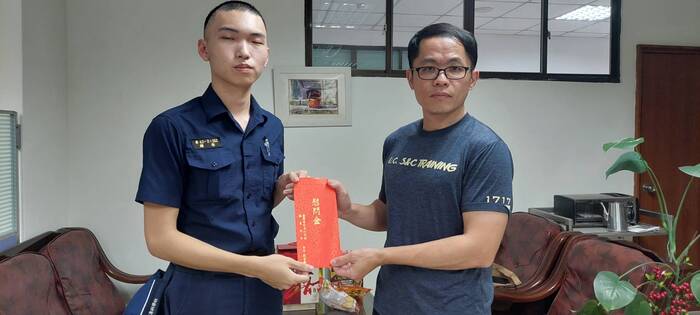 警專校友總會關懷慰問因公受傷學生韓彤，由母校訓導處組長胡書銘協助關懷致送慰問金圖片