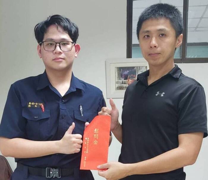 警專校友總會關懷慰問因公受傷學生柯文凱，由母校訓導處組長鄭育哲協助關懷致送慰問金圖片
