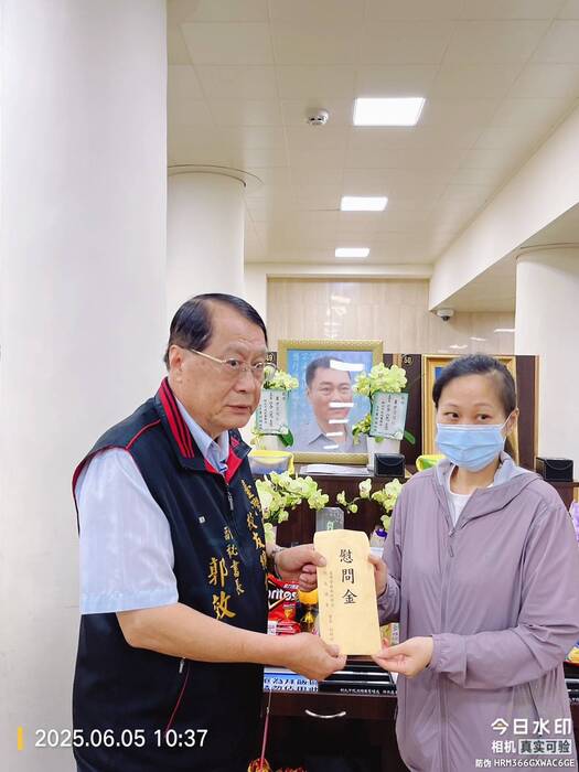 警專校友總會副秘書長郭效文代表會長何明洲博士致送因公死亡巡佐廖世宗家屬慰問金