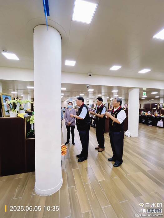 警專校友總會副秘書長郭效文代表會長何明洲博士向因公死亡巡佐廖世宗靈前上香致哀