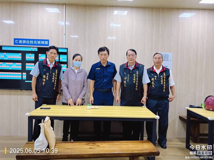警專校友總會副秘書長郭效文代表會長何明洲博士慰問關懷遺眷,板橋分局副分局長黃建中陪同