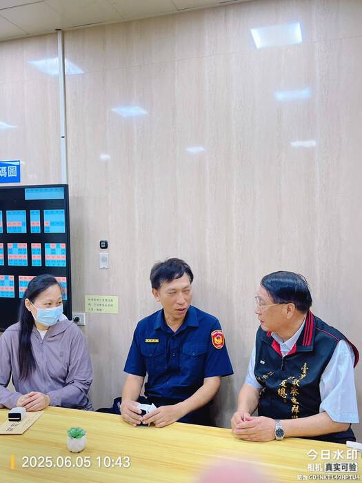 警專校友總會副秘書長郭效文代表會長何明洲博士慰問關懷遺眷,板橋分局副分局長黃建中陪同