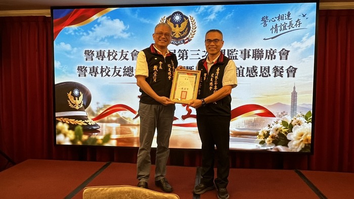 警專校友總會召開第三屆第三次理監事聯席會議，頒發理事張榮吉證書圖片