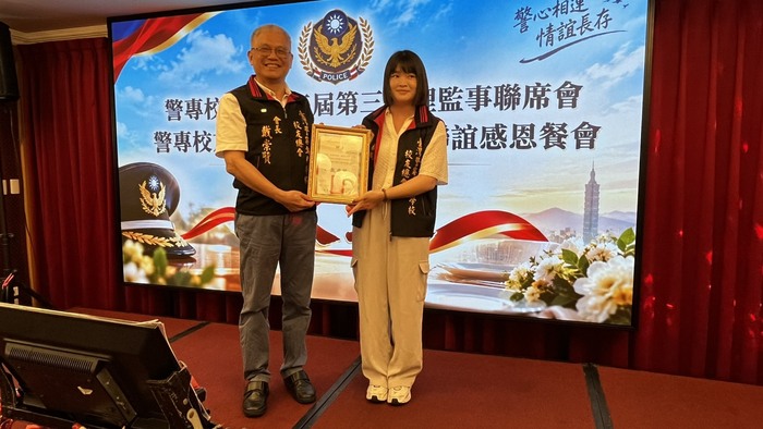 警專校友總會理監事暨顧問聯誼感恩餐敘，頒發邱雅慧組長顧問證書圖片