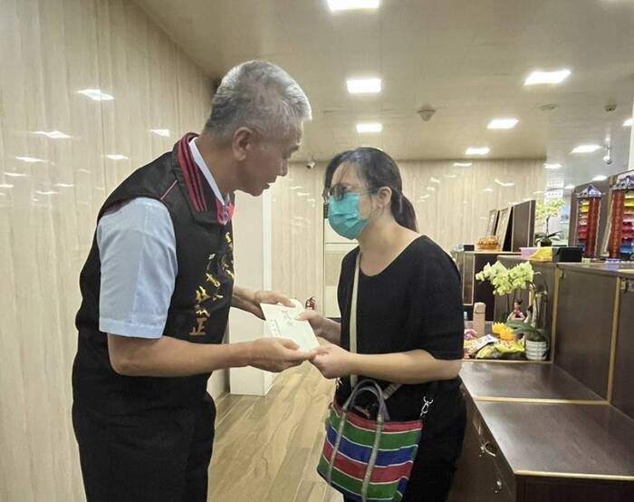 警專校友總會秘書長林義正代表會長戴崇贒關懷慰問因公死亡警員陳旻群家屬及敬送慰問金圖片