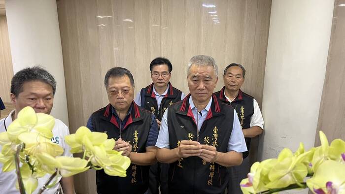 警專校友總會秘書長林義正、副秘書長王輝傑、總幹事吳進義及組長賴武成，向警員陳旻群靈前上香致意圖片