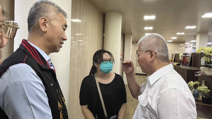 警專校友總會秘書長林義正代表會長戴崇贒關懷慰問因公死亡警員陳旻群家屬，方仰寧局長全程陪同圖片