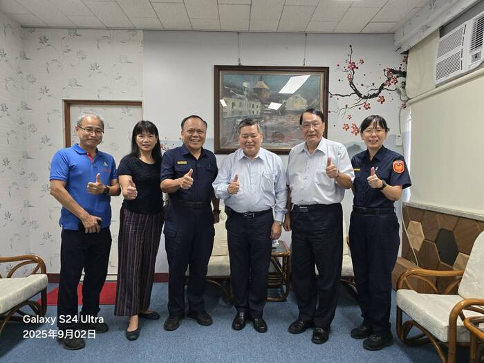 警專校友總會會長何明洲博士獲邀母校為專44期新生專題演講與同仁合影