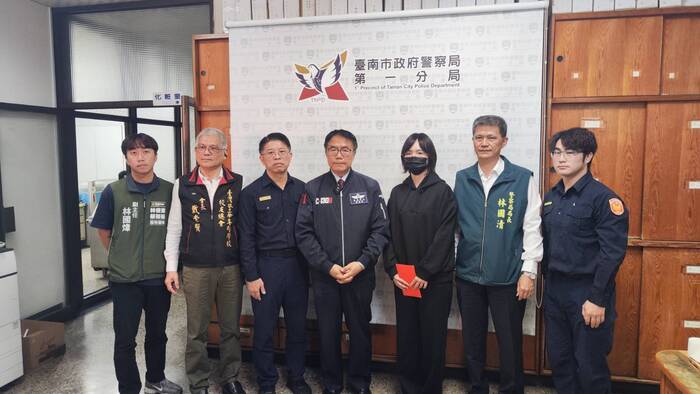 警專校友總會會長戴崇贒關懷慰問臺南市政府警察局第一分局受傷警員黃鉉依並致送慰問金。適巧與前往關懷慰問員警臺南市黃偉哲市長合影圖片