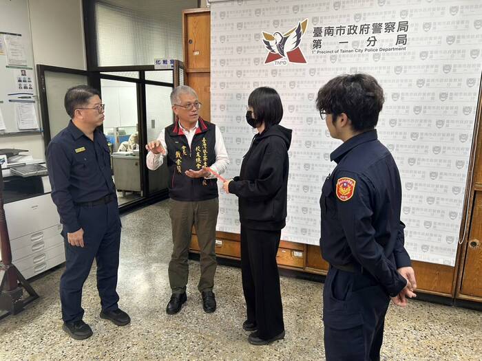 警專校友總會會長戴崇贒關懷慰問臺南市政府警察局第一分局受傷警員黃鉉依並致送慰問金圖片