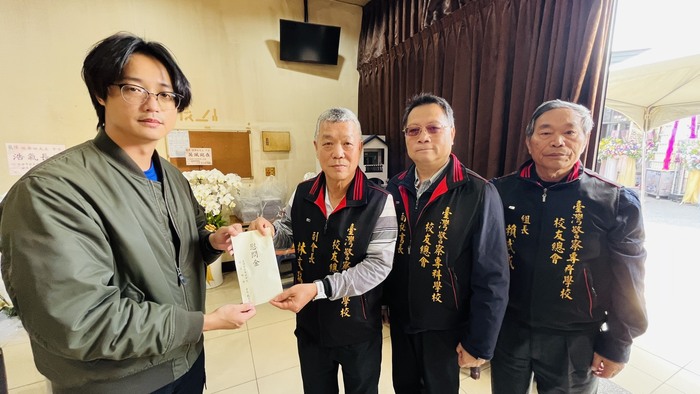 警專校友總會副會長林文瑞代表會長戴崇贒前往高雄市立殯儀館(麒麟館)靈前弔唁因公死亡巡佐張榮琳及關懷慰問家屬並敬送慰問金圖片