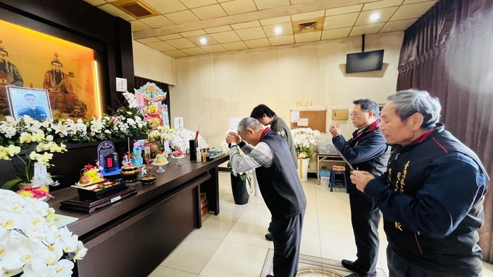 警專校友總會副會長林文瑞率副秘書長王輝傑及組長賴武成等人，向因公死亡張榮琳巡佐靈前上香致意圖片