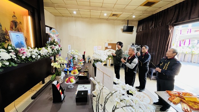 警專校友總會副會長林文瑞率副秘書長王輝傑及組長賴武成等人，向因公死亡張榮琳巡佐靈前上香致意圖片