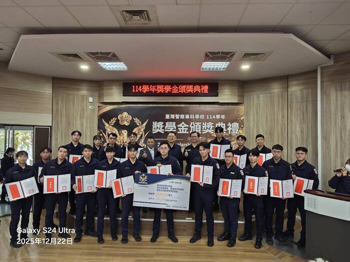 母校114學年獎學金頒獎典禮，校長劉鴻烈親自主持並邀請愛爾麗醫美集團總裁特助張富榮經理出席頒發校友總會勵學獎助學金、新住民子女暨原住民族學生獎助學金圖片