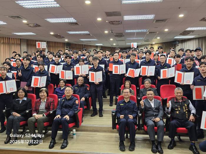 臺灣警察專科學校各項獎助學金頒發典禮，會後劉鴻烈校長與出席嘉賓暨獲獎學生大合照圖片
